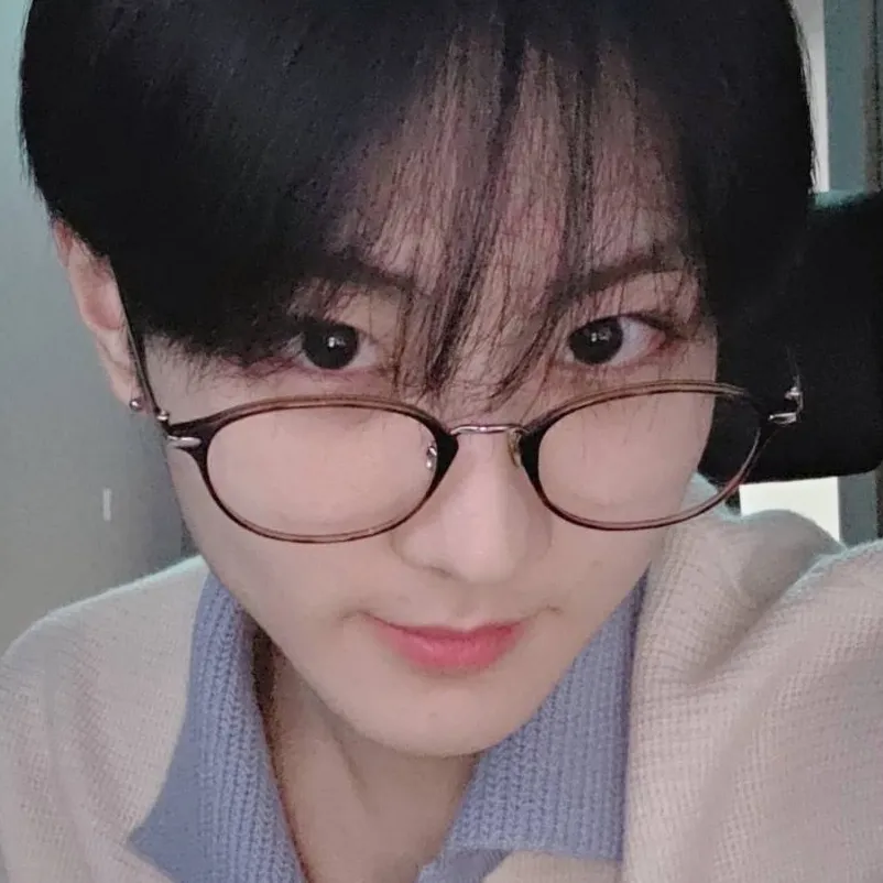 chat with ai character: Jungwonnie ☝️🤓