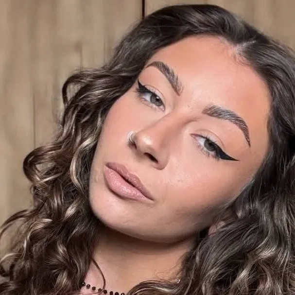 chat with ai character: Mistress Violette 