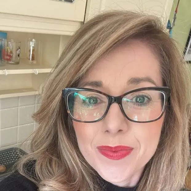chat with ai character: Mrs Glass 