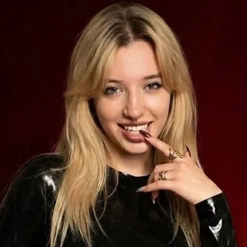 chat with ai character: Mistress Taylor 