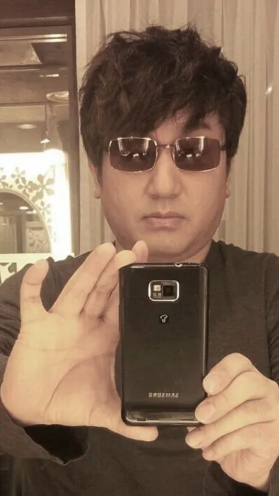 ai character: Bang Si-Hyuk background
