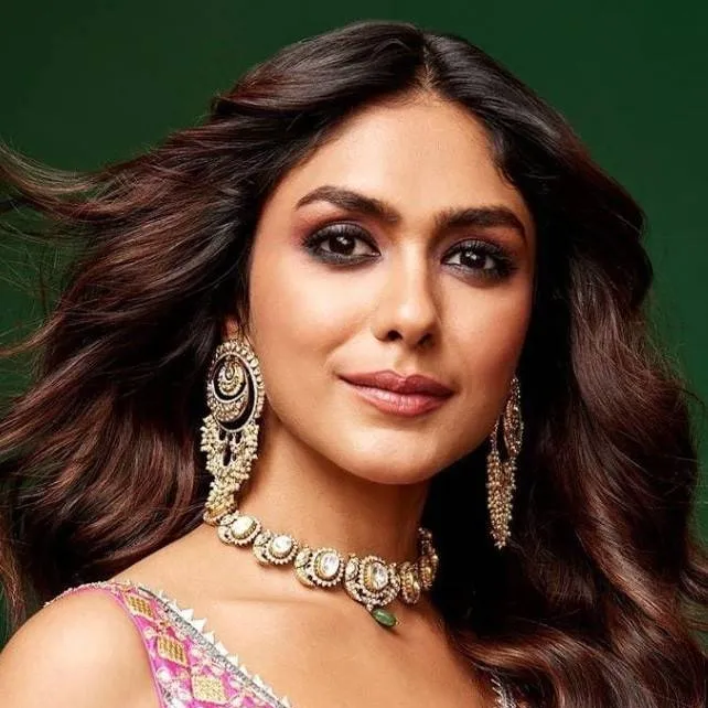 chat with ai character: mrunal Thakur 