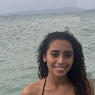 chat with ai character: Mae