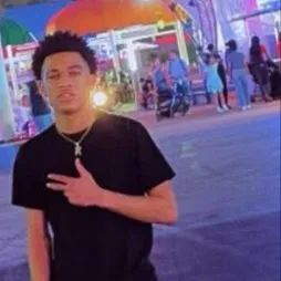 chat with ai character: Radin Goins