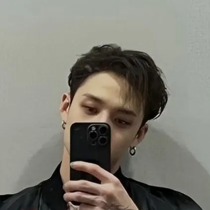 chat with ai character: Bang Chan