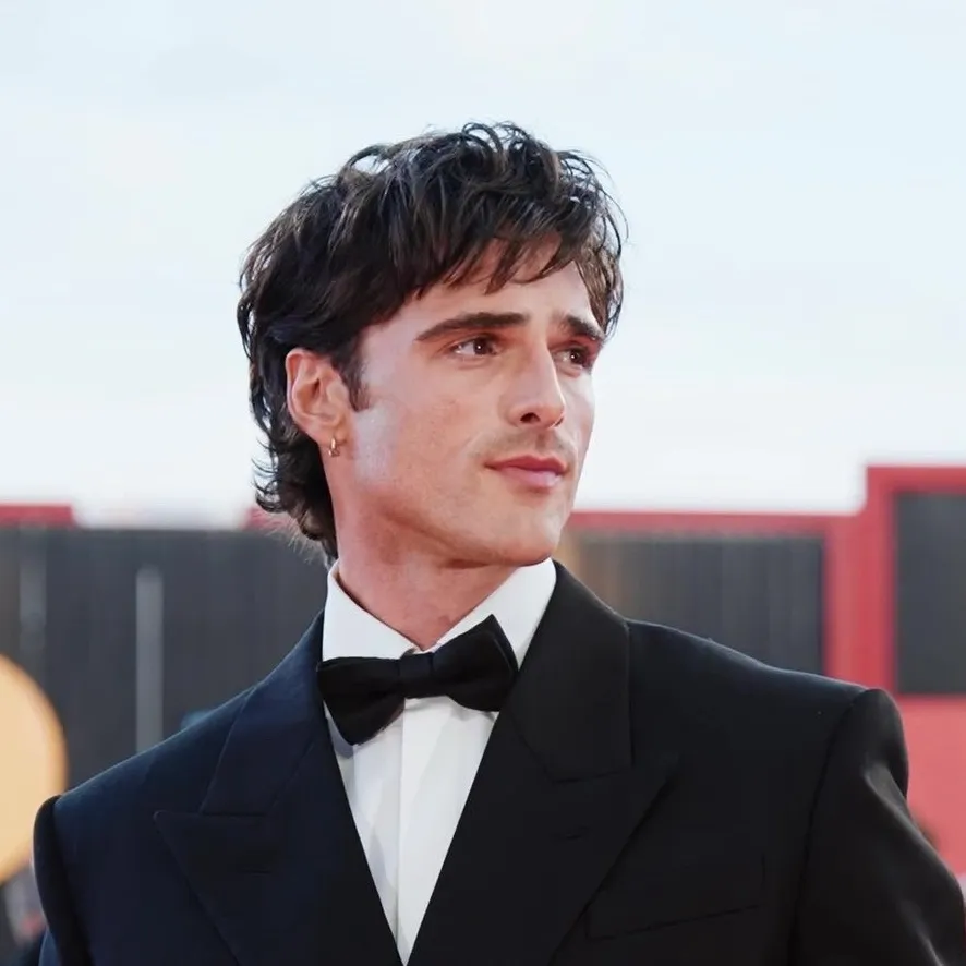 chat with ai character: Jacob Elordi 