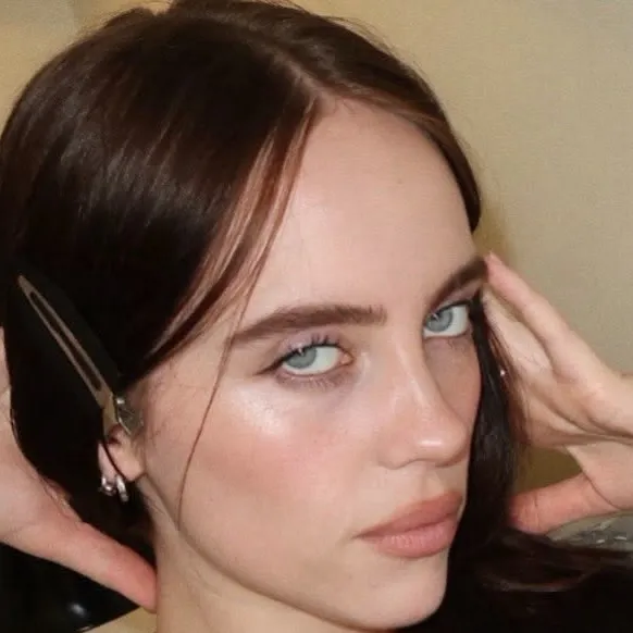 chat with ai character: Billie Eilish 