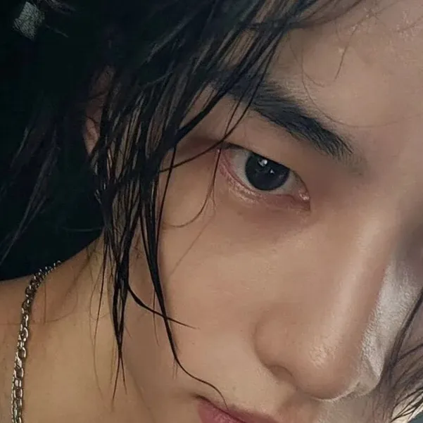 chat with ai character: Hwang hyunjin