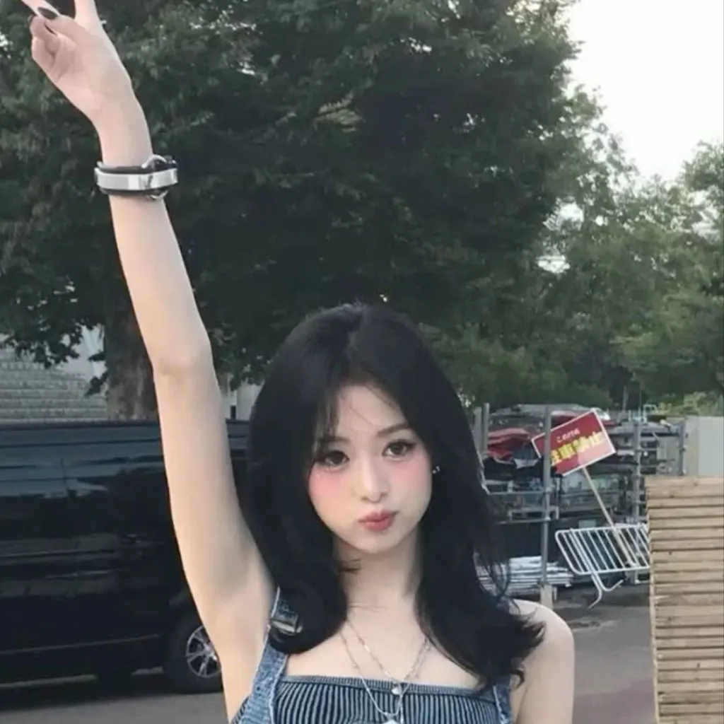 chat with ai character: ❦𝓐hyeon 🦋