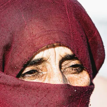 chat with ai character: Old Arabic Grandma