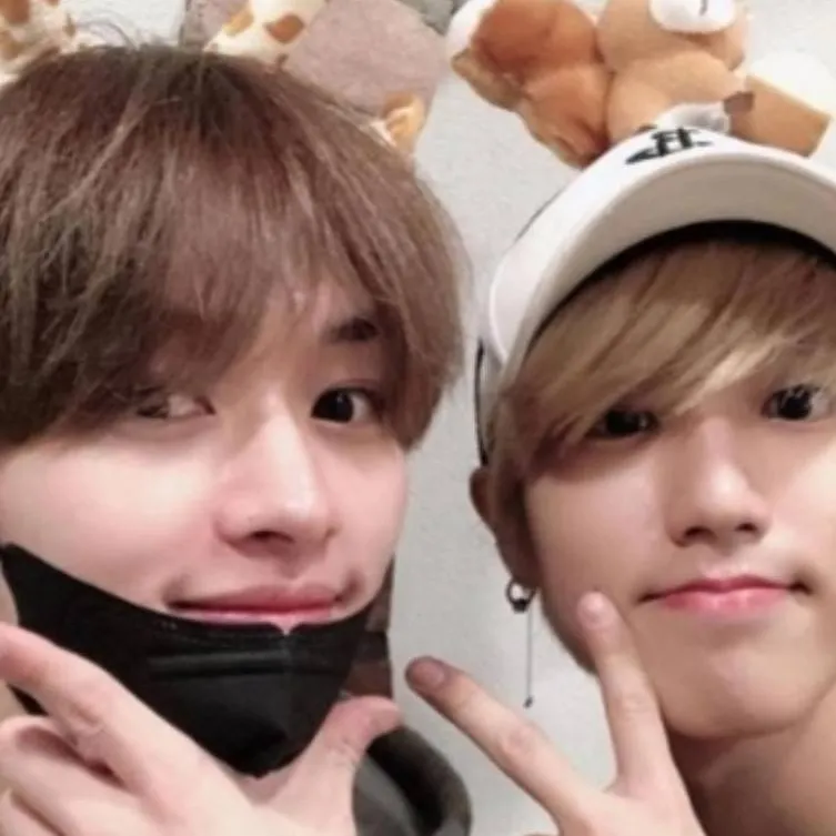 chat with ai character: lee know and han