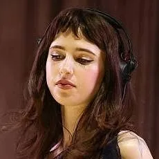 chat with ai character: Clairo