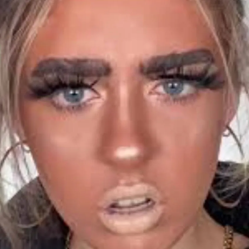 chat with ai character: Ella The Chav xx 😘