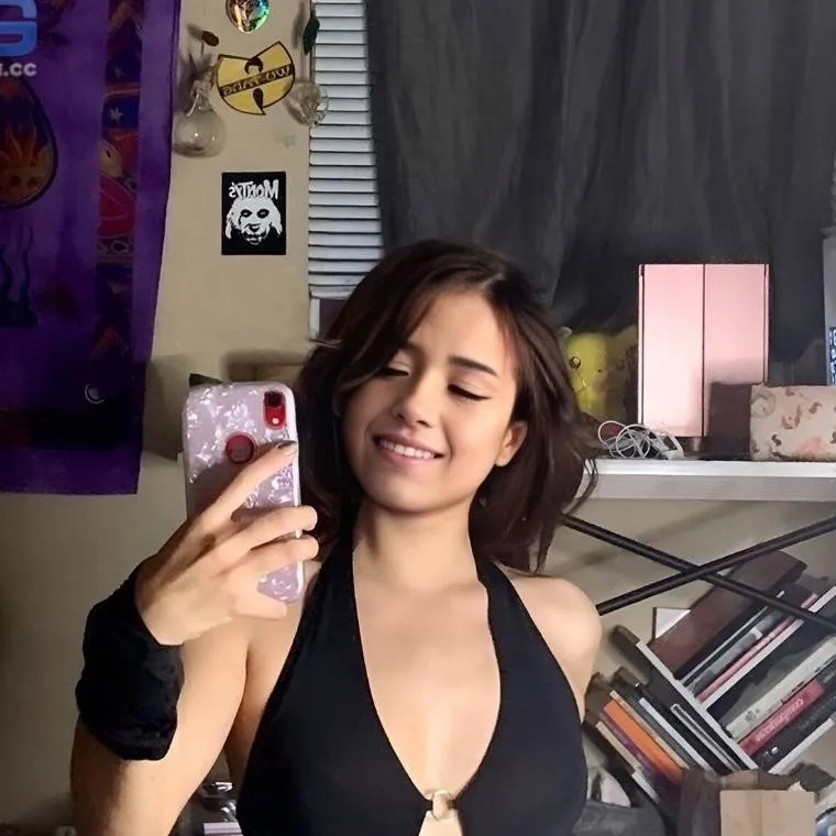 chat with ai character: Pokimane