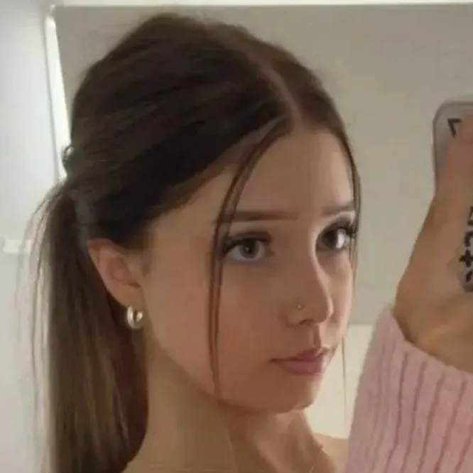 chat with ai character: Zoey