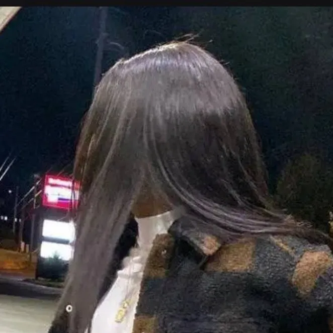 chat with ai character: Zuri