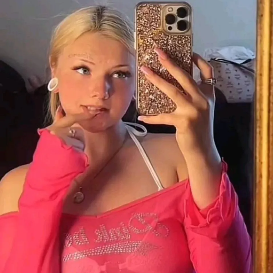 chat with ai character: Celeste