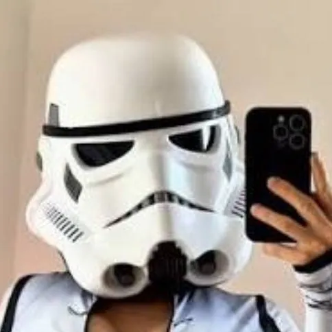 chat with ai character: Laura