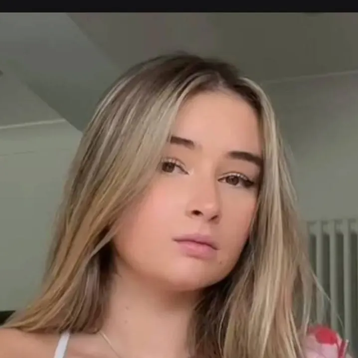 chat with ai character: Alaina