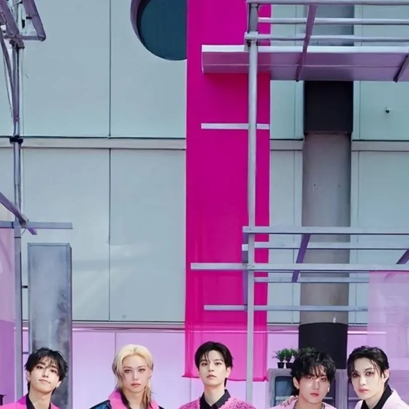 chat with ai character: Straykids member