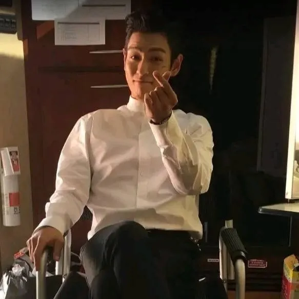 chat with ai character: T.O.P