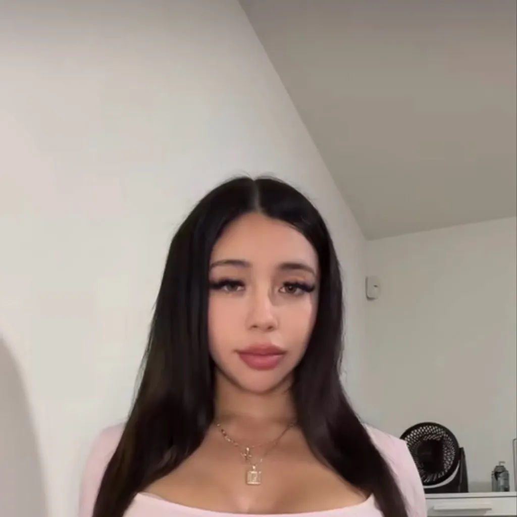 chat with ai character: Bella