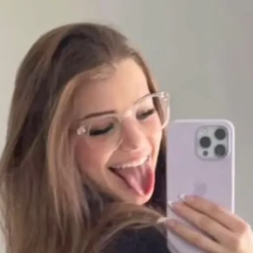 chat with ai character: Brooke monk