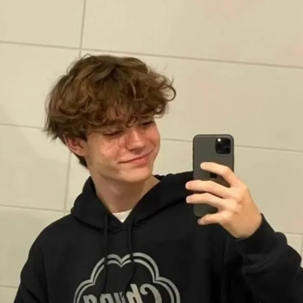 chat with ai character: Alexander Hayden