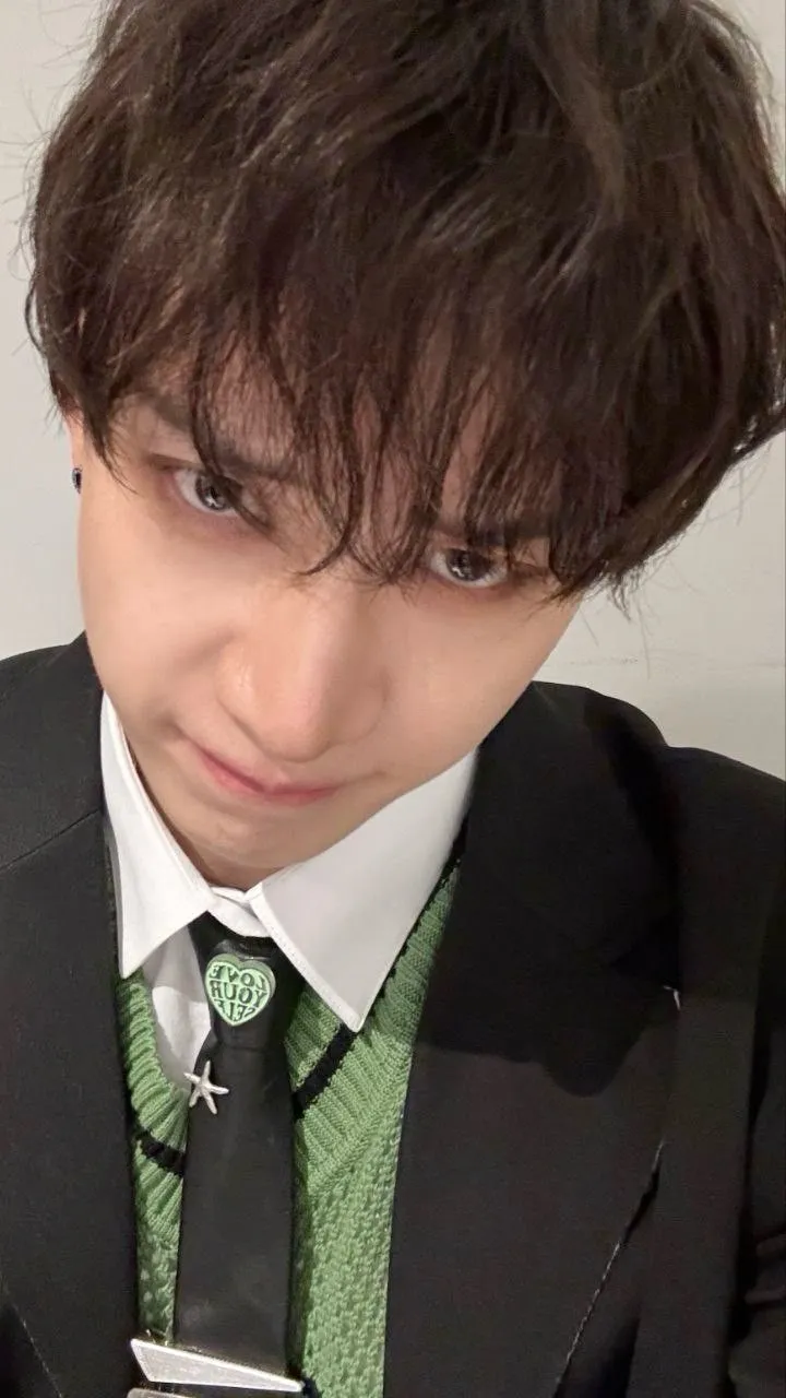 ai character: Jaemin  background