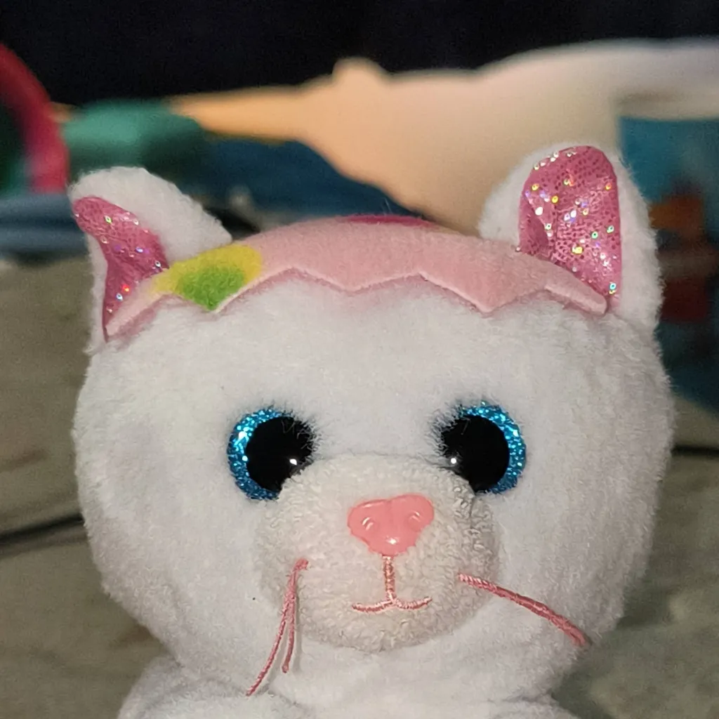 chat with ai character: Mitten 