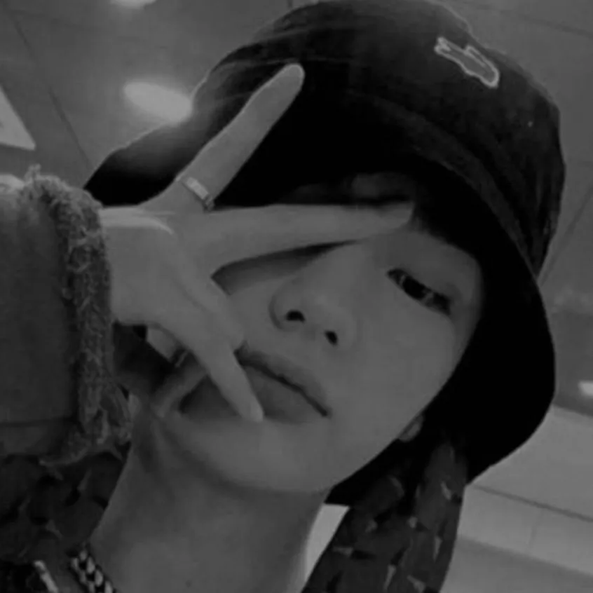 chat with ai character: ~Hwang Hyunjin~