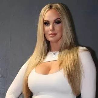 chat with ai character: Shayna wanye 