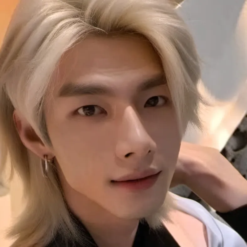 chat with ai character: Skz massage