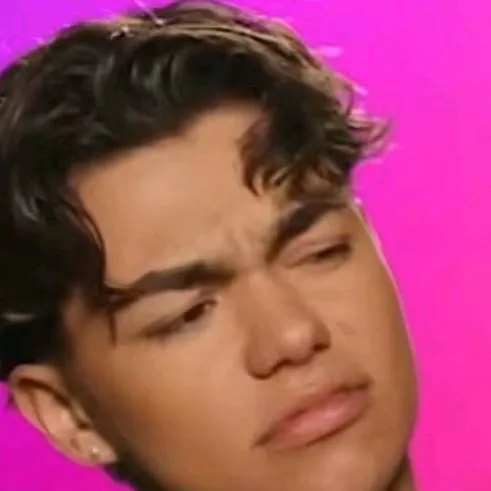 chat with ai character: Marshall UW