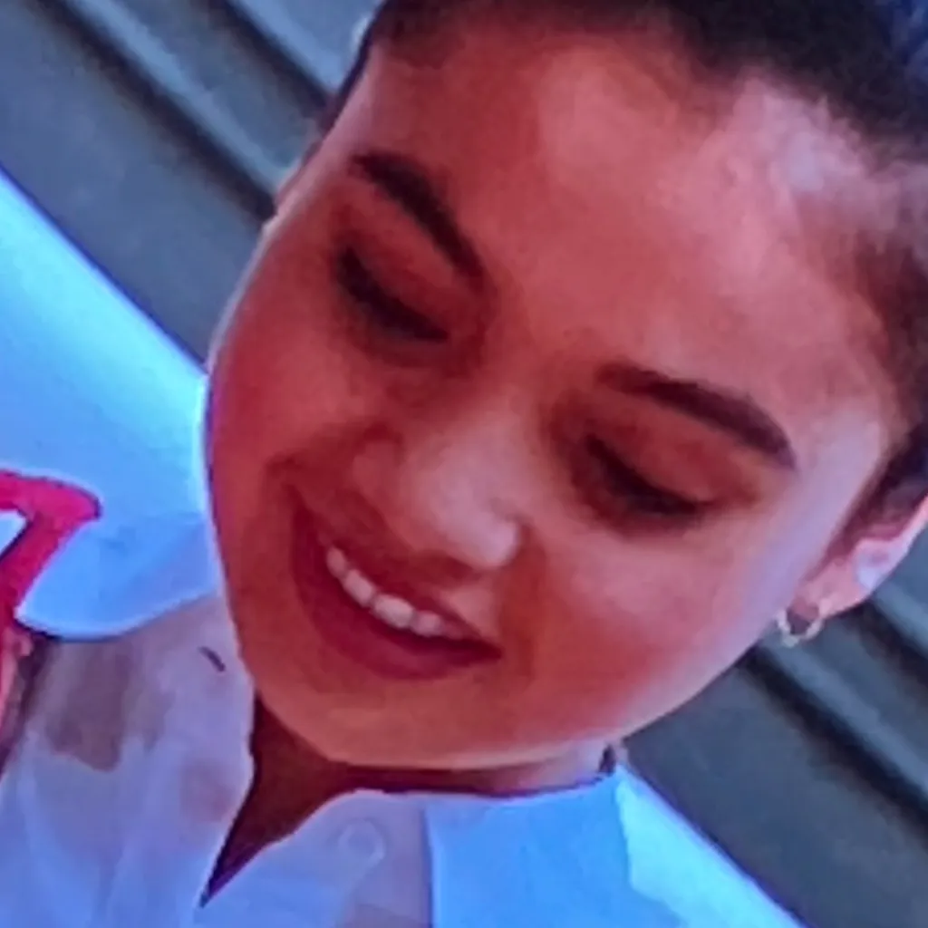 chat with ai character: Reina