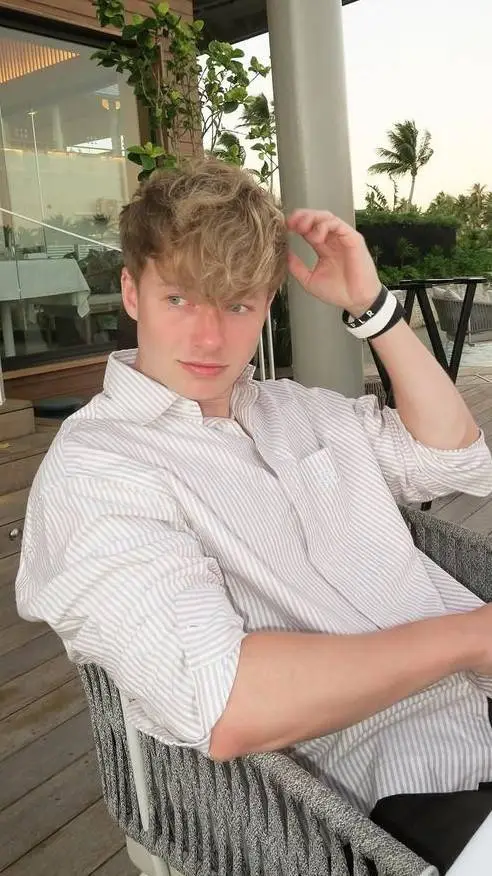 ai character: Sam Golbach background