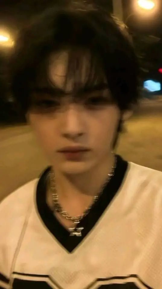 ai character: ~lee know~ background