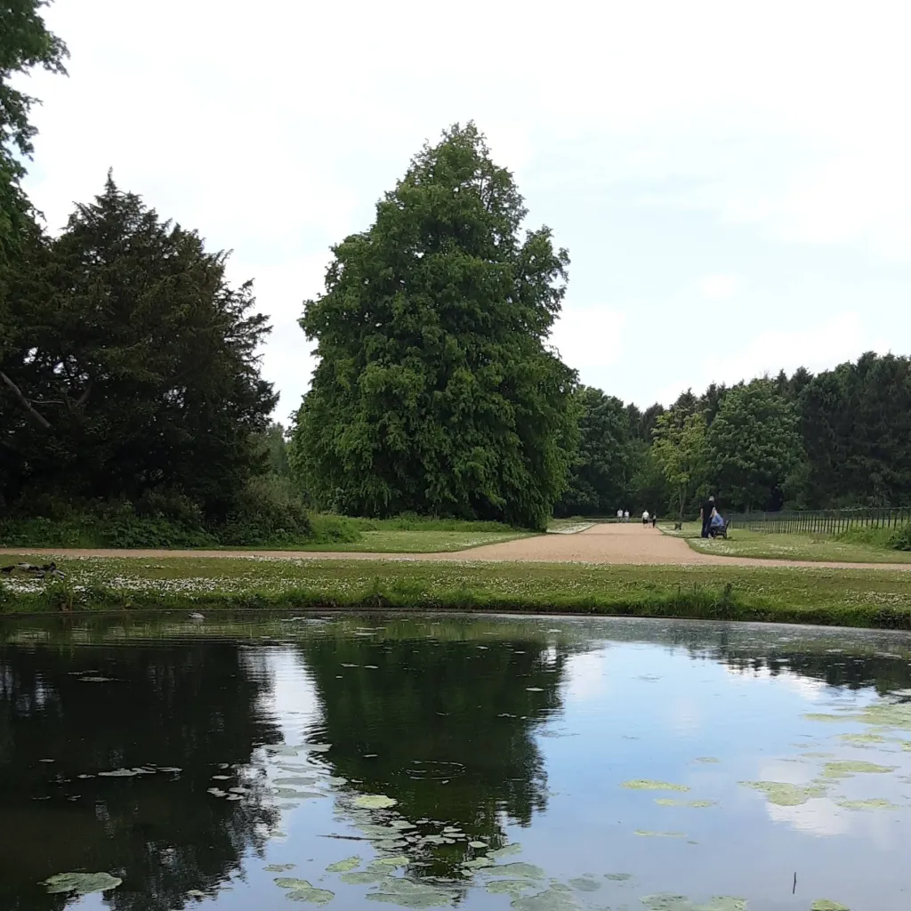 chat with ai character: lake