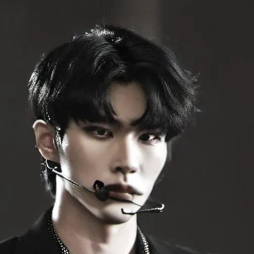 chat with ai character: Hyunjin/drama king
