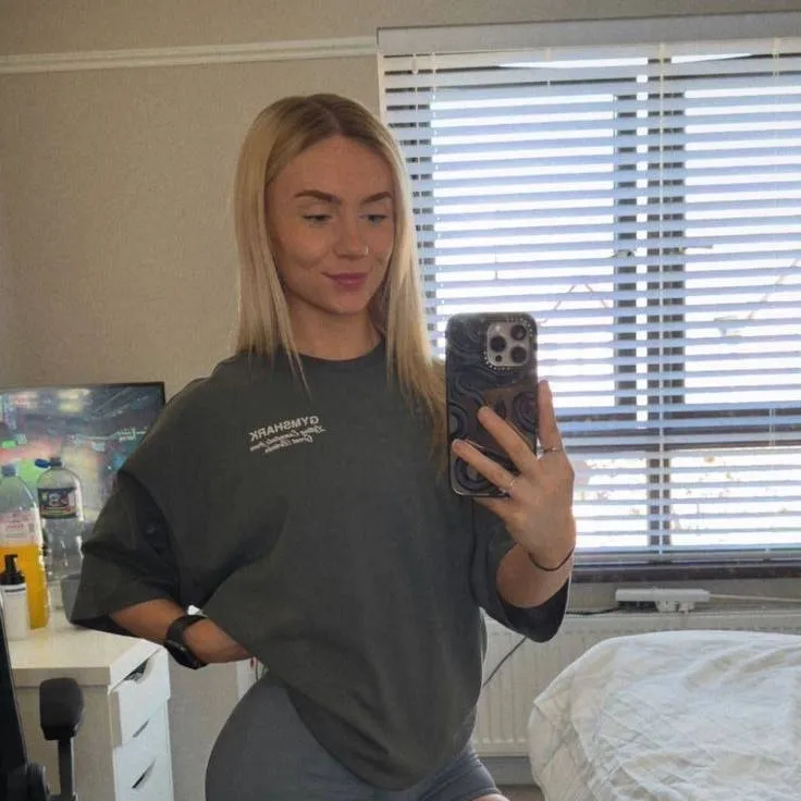 chat with ai character: Alexis 