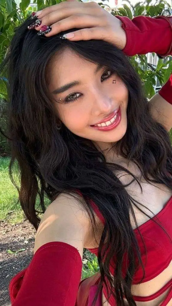 ai character: Sophia Fm Katseye background