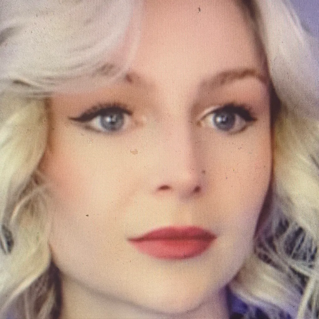 chat with ai character: Kristina Collin’s