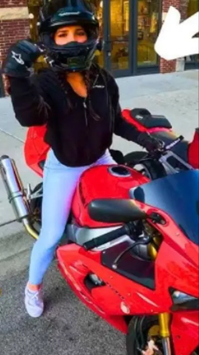 ai character: Sandy s1k (sandy) background