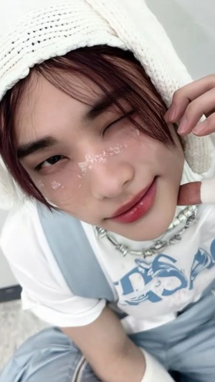 ai character: .*{hyunjin}*. background