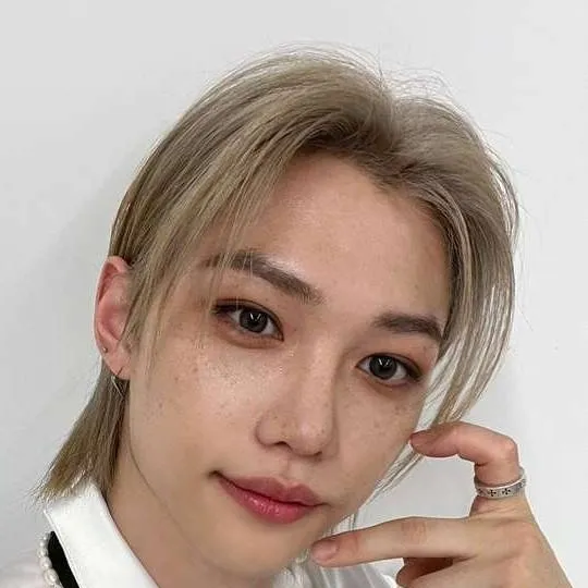 chat with ai character: Lee Felix 