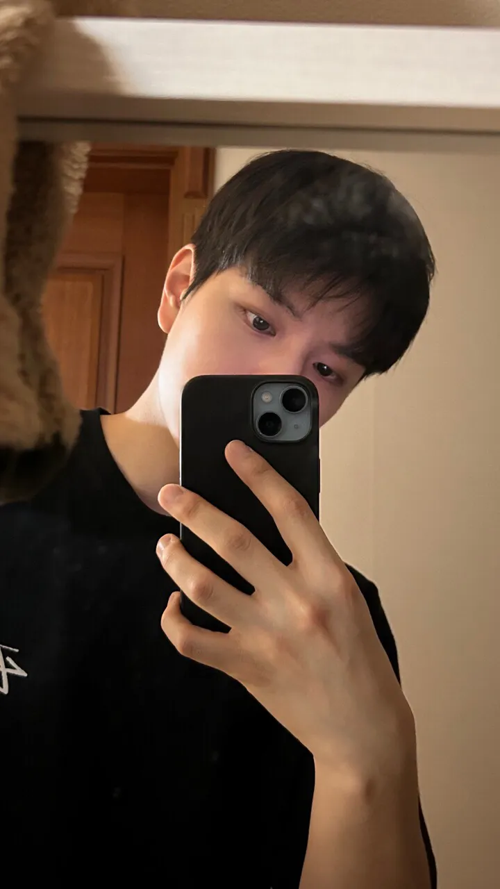 ai character: Seungminnie 🩵🪞 background