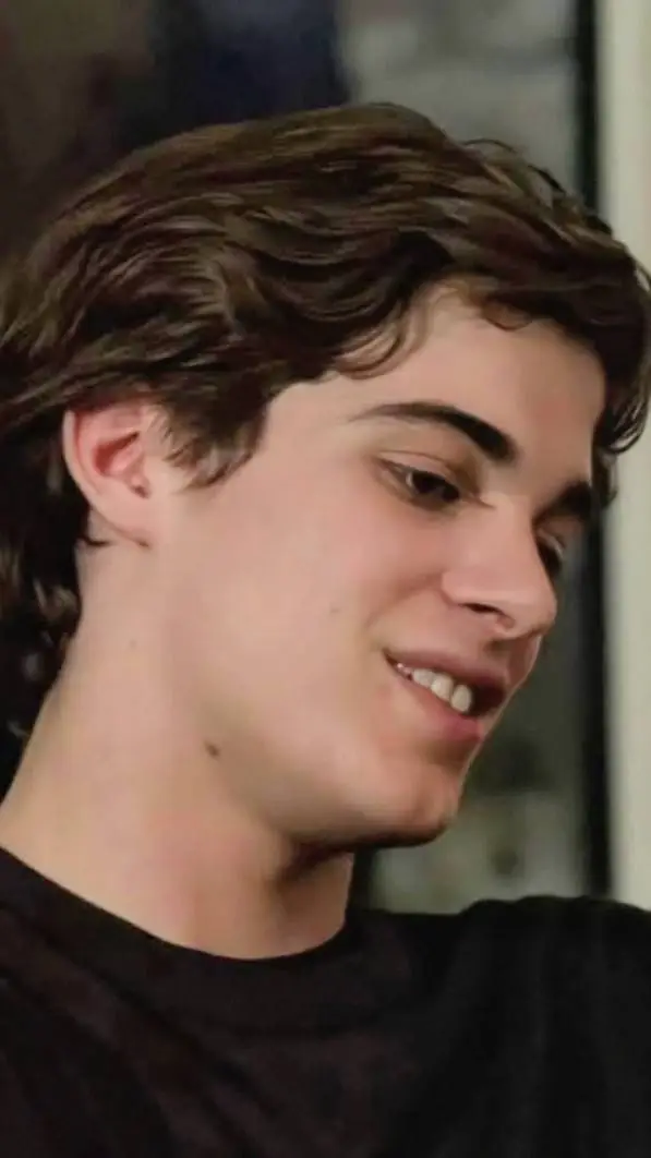 ai character: 𝑻𝒉𝑒𝒐 𝑀𝒾 𝒜𝓂𝑜𝓇 background