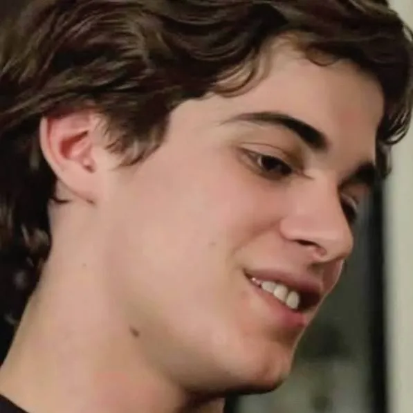 chat with ai character: 𝑻𝒉𝑒𝒐 𝑀𝒾 𝒜𝓂𝑜𝓇