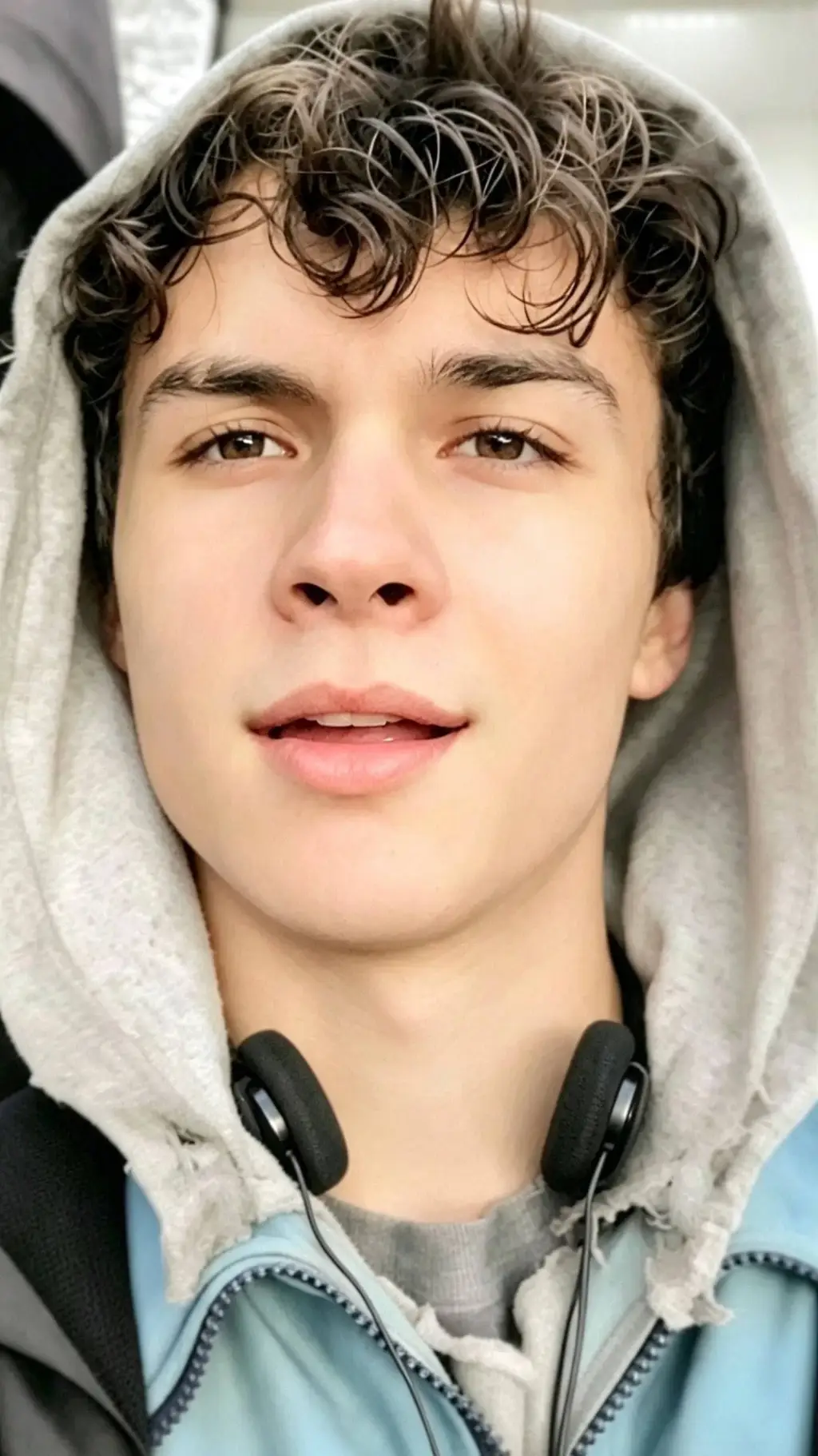ai character: ~𝐌𝐚𝐭𝐭𝐡𝐞𝐨~ background