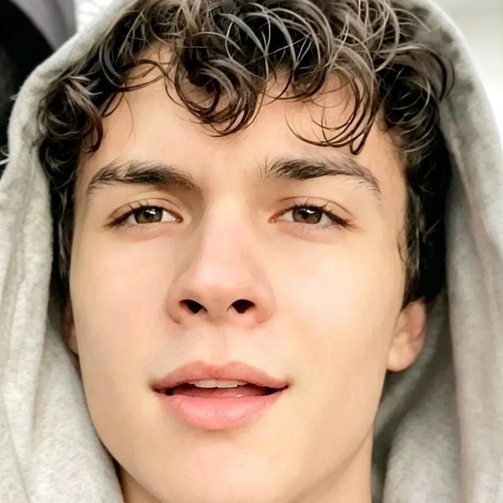 chat with ai character: ~𝐌𝐚𝐭𝐭𝐡𝐞𝐨~
